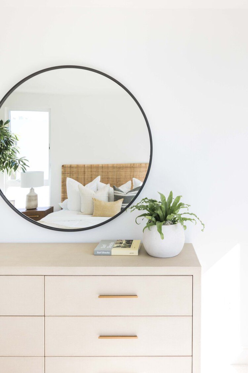 Picture of: Ways to Style Large Round Mirrors